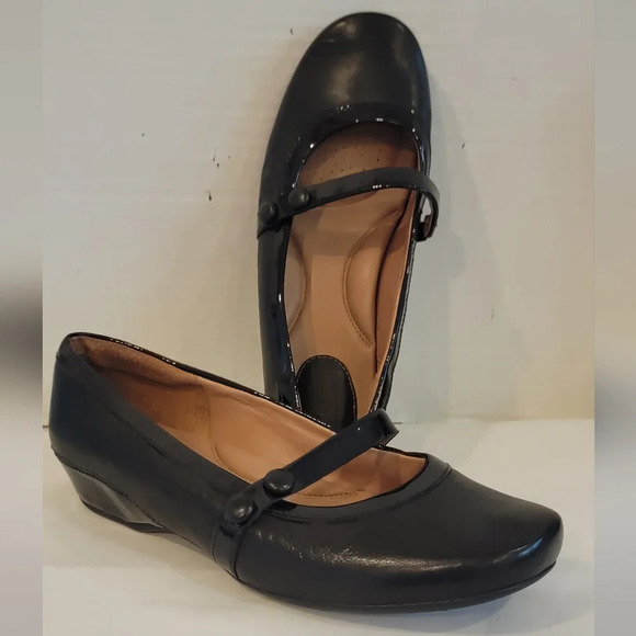 CLARKS BLACK LEATHER MARY JANE STYLE SHOES (sz 7) - Picture 1 of 6